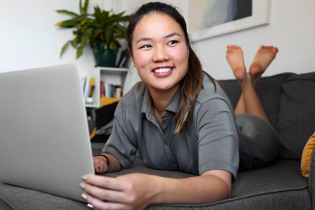 Vrouw achter haar computer