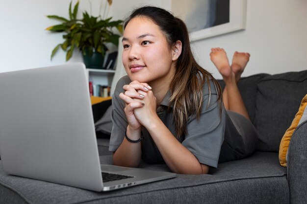 Vrouw achter haar computer