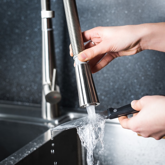 Gratis foto vrouw afwassen in de keuken