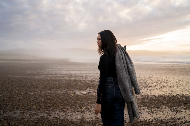 Gratis foto vrouw alleen op het strand