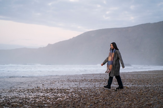 Gratis foto vrouw alleen op het strand