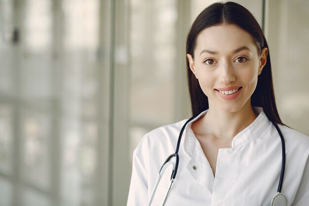 Vrouw arts in een witte uniforme status in een zaal