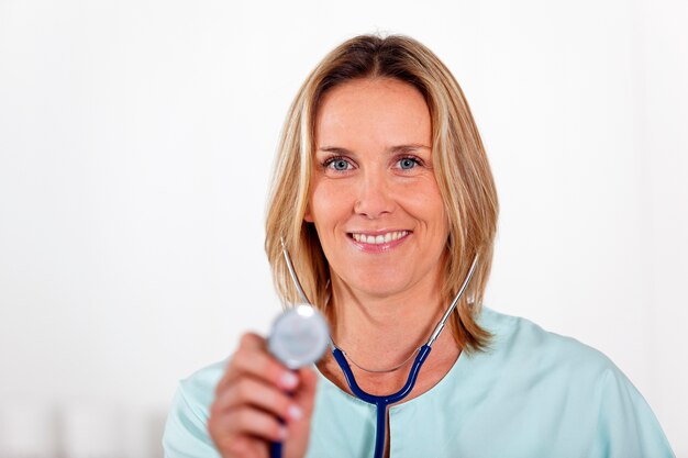 Vrouw arts met een stethoscoop
