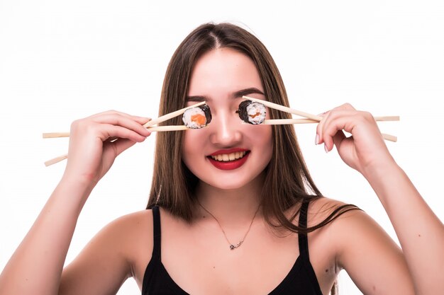 vrouw Aziatische look bedek haar ogen met sushi broodjes houden met houten stokjes