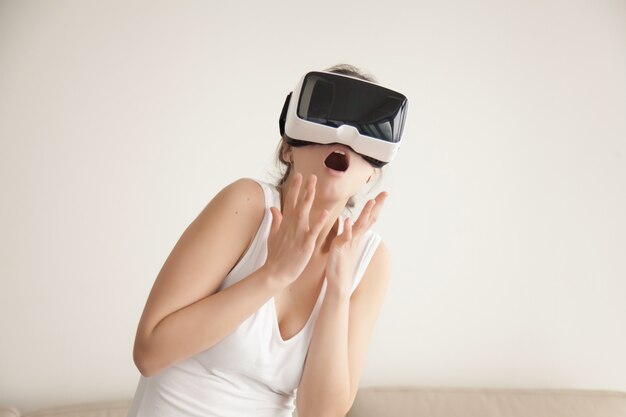 Vrouw bang met realistische virtuele simulatie