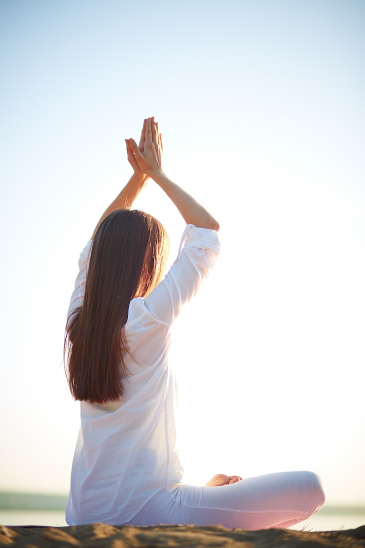 Gratis Foto vrouw beoefenen van yoga bij kust