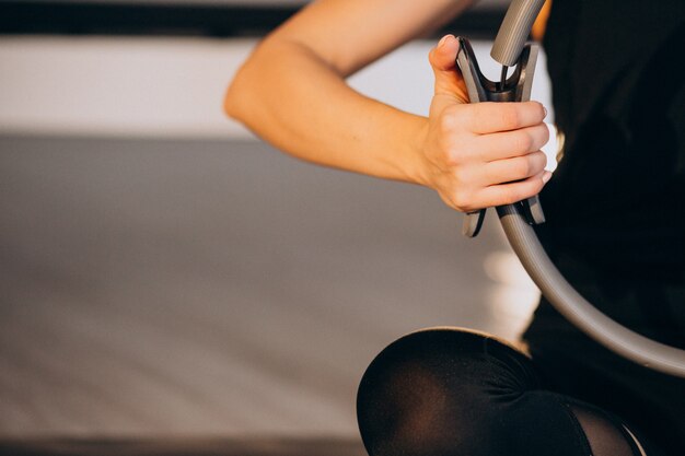 Vrouw beoefenen van yoga en pilates