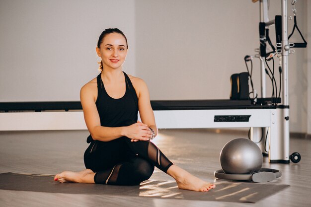 Vrouw beoefenen van yoga en pilates