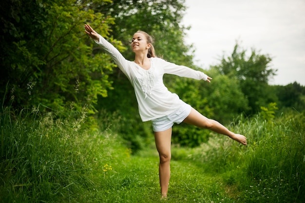 Vrouw beoefenen van yoga in de natuur