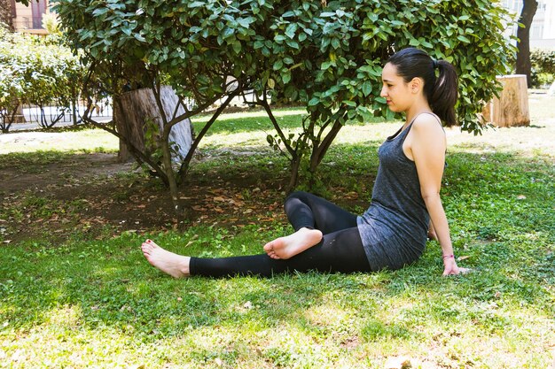 Gratis foto vrouw beoefenen van yoga in het park