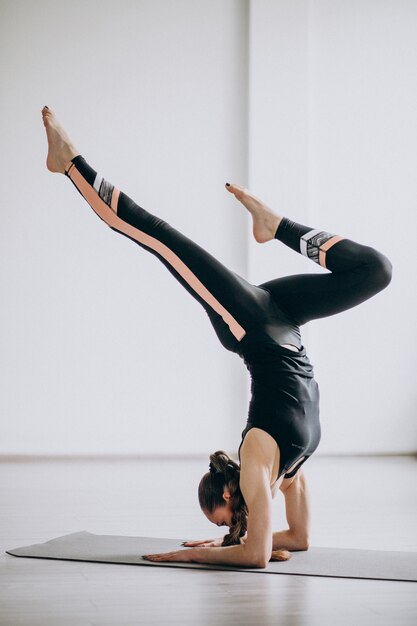 Vrouw beoefenen van yoga op een mat