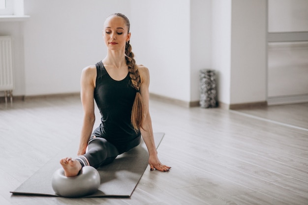 Vrouw beoefenen van yoga op een mat