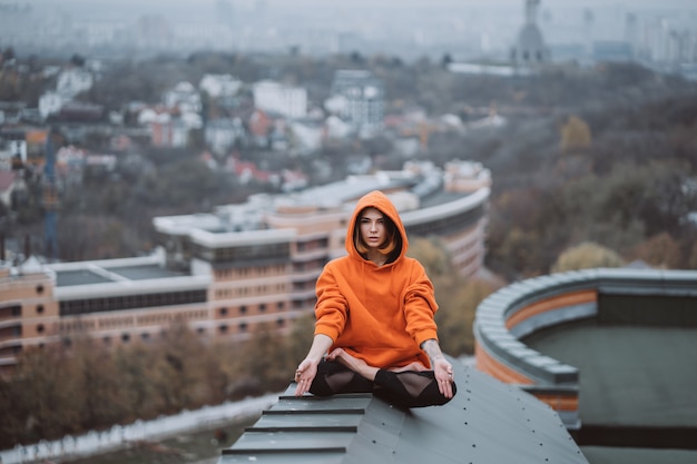 Vrouw beoefenen van yoga op het dak en het doen van yoga-oefeningen