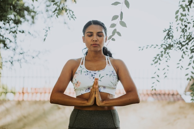 Gratis foto vrouw beoefenen van yoga voor ontspanning