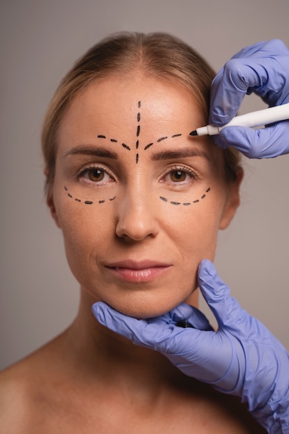 Gratis foto vrouw bereidt zich voor op cosmetische chirurgie