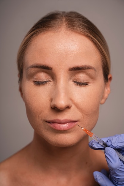 Gratis foto vrouw bereidt zich voor op cosmetische chirurgie