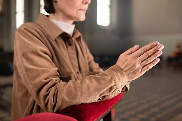 Vrouw bidden in de kerk