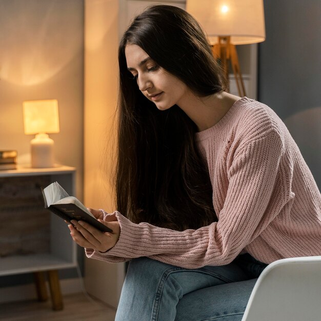 Vrouw bidden tijdens het lezen van de bijbel