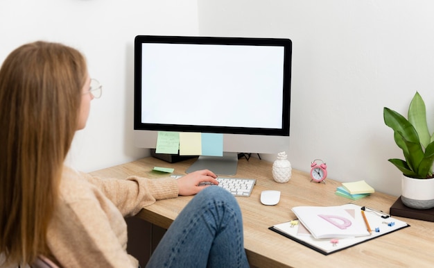 Vrouw bij het bureau werken