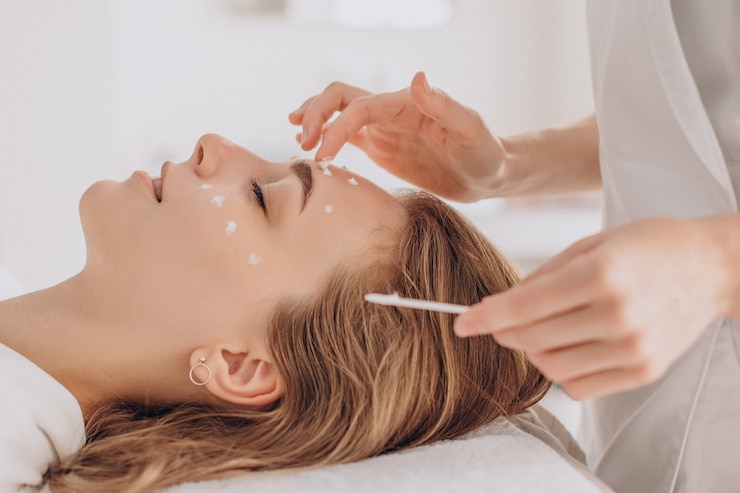 Gratis Foto vrouw bij schoonheidsspecialist met schoonheidsbehandeling