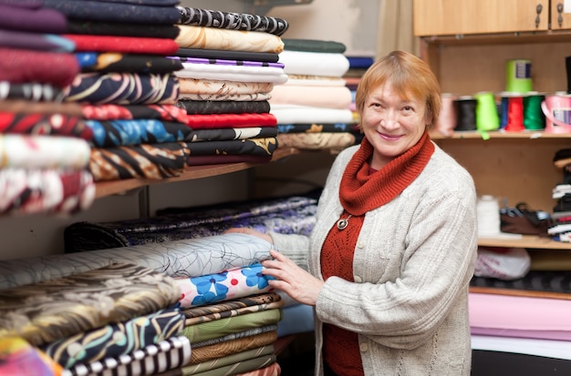 vrouw bij stoffenwinkel