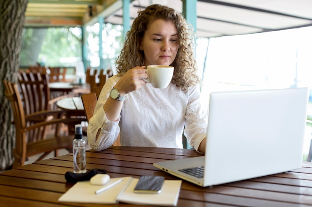 Gratis foto vrouw bij terras werken