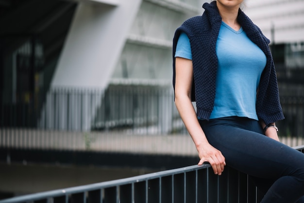 Gratis foto vrouw bijsnijden op leuning