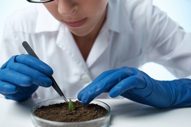 Vrouw bioloog technologie onderzoek experiment agronomie