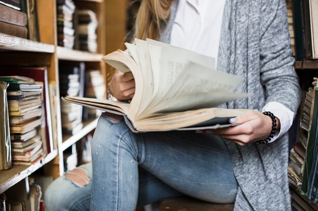 Vrouw bladerde boekpagina&#39;s bijsnijden