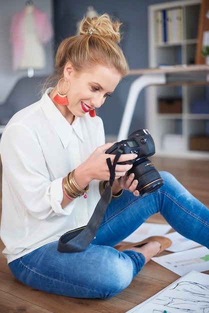 Vrouw bladert door de juiste foto's van sessie