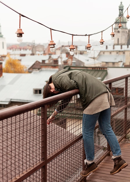 Vrouw blijft met haar hoofd naar beneden