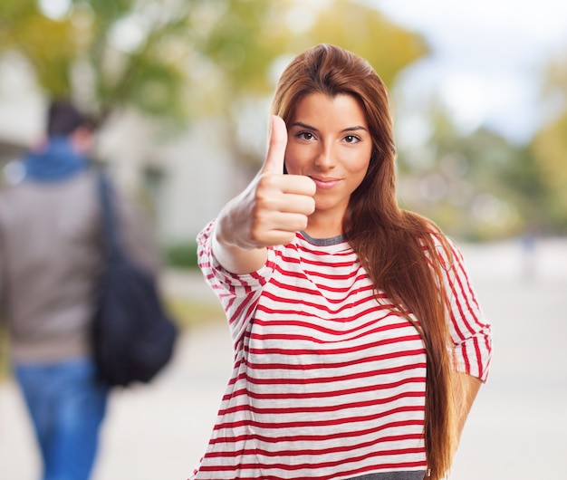 Gratis foto vrouw blijkt een goedkeuring gebaar