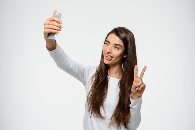 vrouw blogger selfie te nemen op de mobiele telefoon