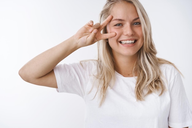 vrouw blond haar glimlachend vriendelijk en zorgeloos