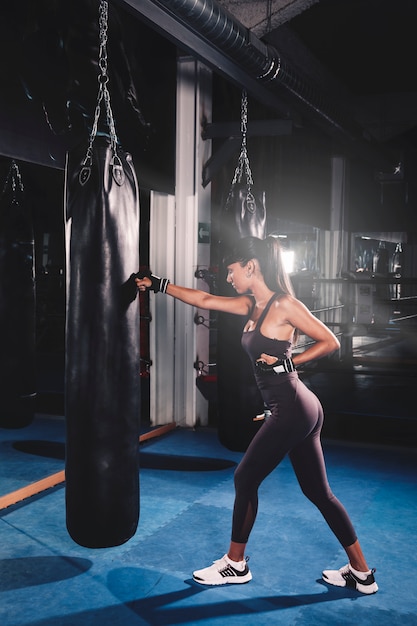 Vrouw boksen in de sportschool