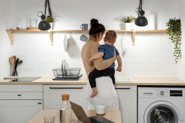 Vrouw brengt tijd door met kind na borstvoeding