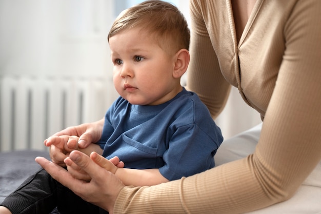 Vrouw brengt tijd door met kind na borstvoeding