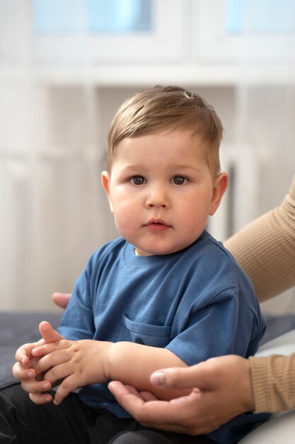 Vrouw brengt tijd door met kind na borstvoeding