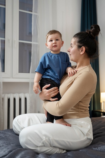 Vrouw brengt tijd door met kind na borstvoeding