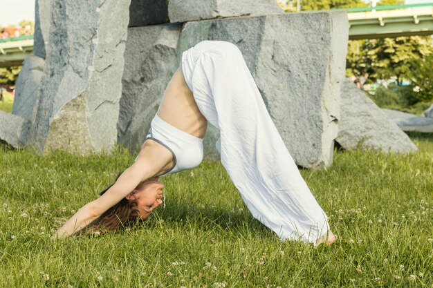 Vrouw buigen en doet yoga