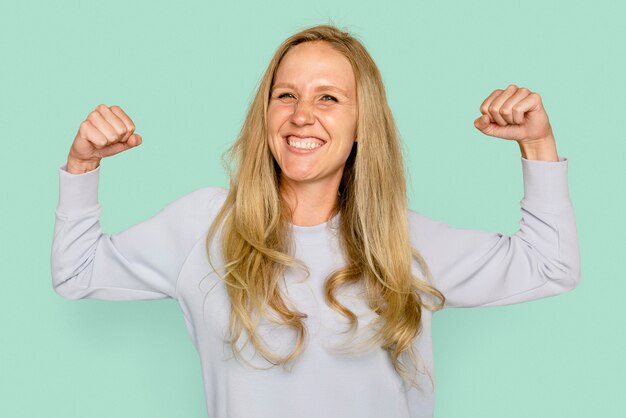 Vrouw buigt spieren voor gezondheids- en welzijnscampagne