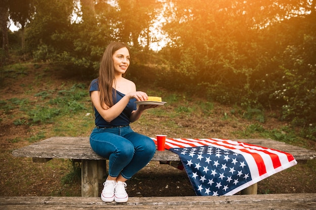 Vrouw buiten eten maïs