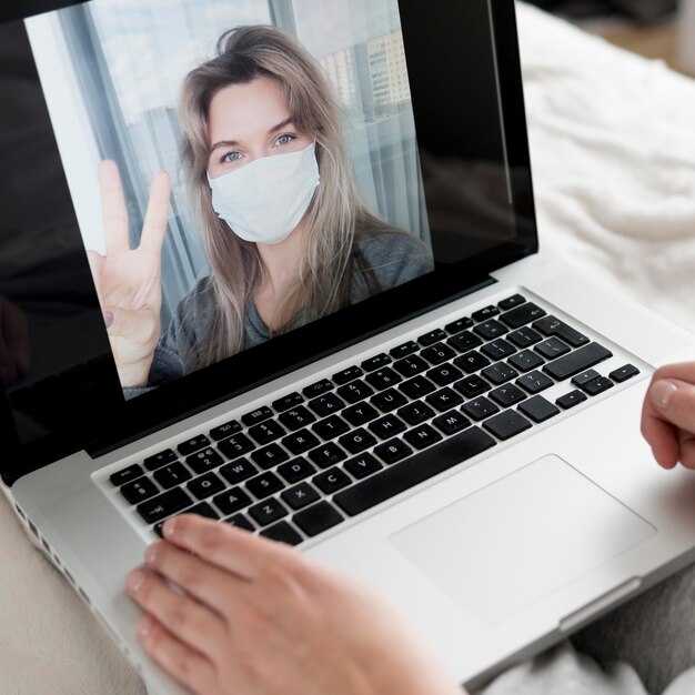 Vrouw chatten met vriend op videocall