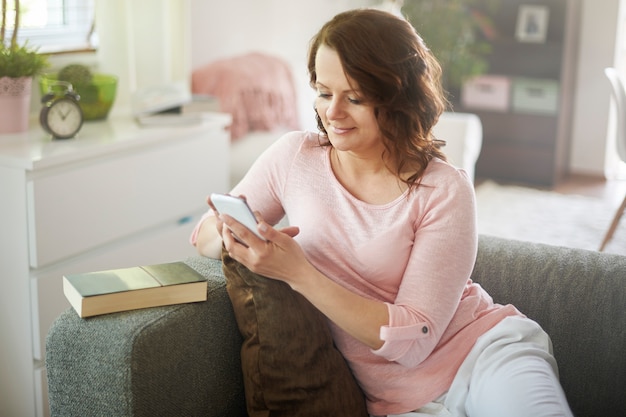 Vrouw chatten op haar smartphone