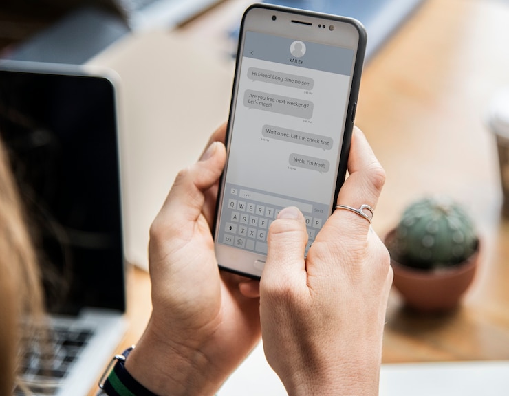 Gratis Foto vrouw chatten op haar smartphone