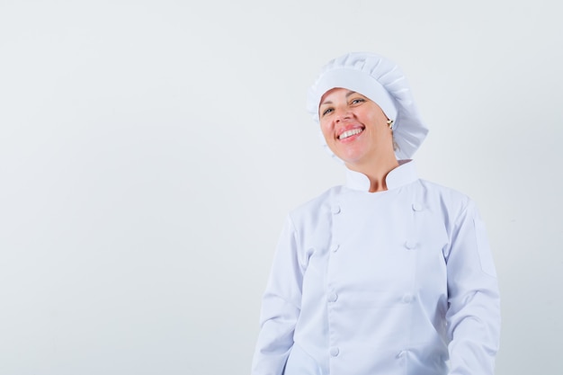 vrouw chef-kok front in wit uniform kijken en vrolijk kijken