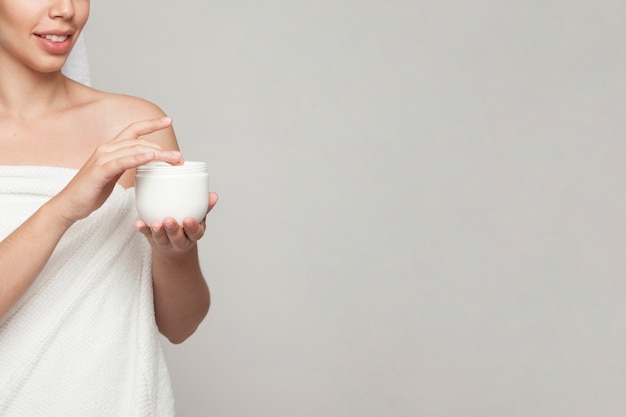 Vrouw, cosmetische crème en kopie ruimte