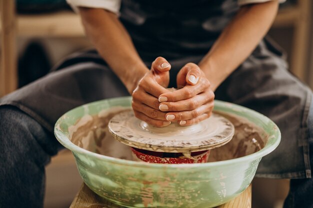 Vrouw craftmaster bij een aardewerkwinkel