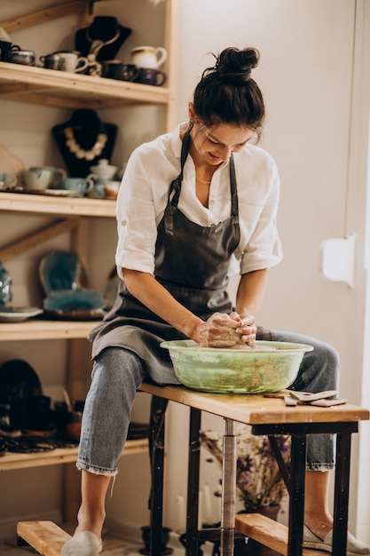 Vrouw craftmaster bij een aardewerkwinkel