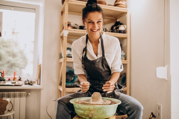 Vrouw craftmaster bij een aardewerkwinkel